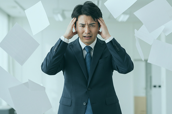 たくさんの書類に困っている様子